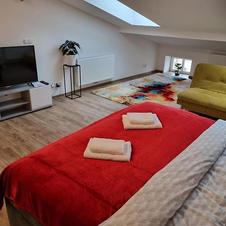 Podkrovni Studio Na Velkem Namesti S Wi-Fi Zdarma Hradec Králové Kültér fotó