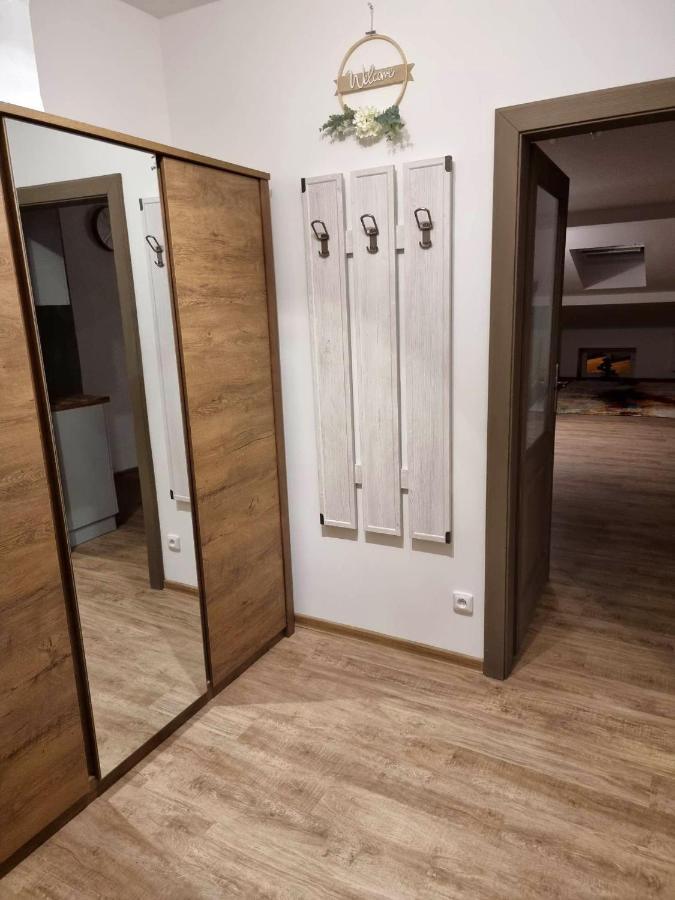 Podkrovni Studio Na Velkem Namesti S Wi-Fi Zdarma Hradec Králové Kültér fotó