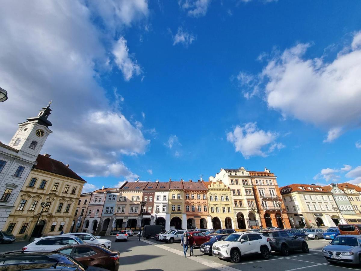 Podkrovni Studio Na Velkem Namesti S Wi-Fi Zdarma Hradec Králové Kültér fotó